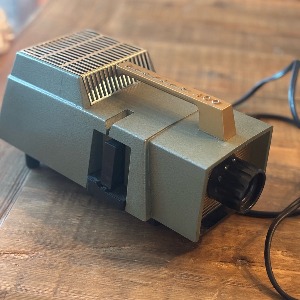 Vintage Realist 400 Slide Projector. Automatic 11”. Mid Century | Works